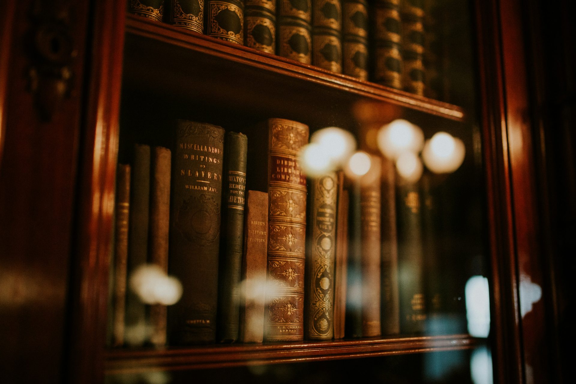 Libros en una estantería con cristal